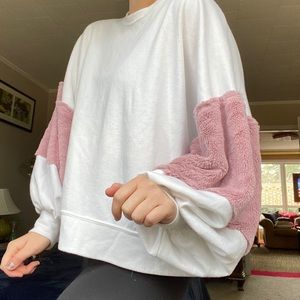 puff sleeve sweatshirt w fur detail